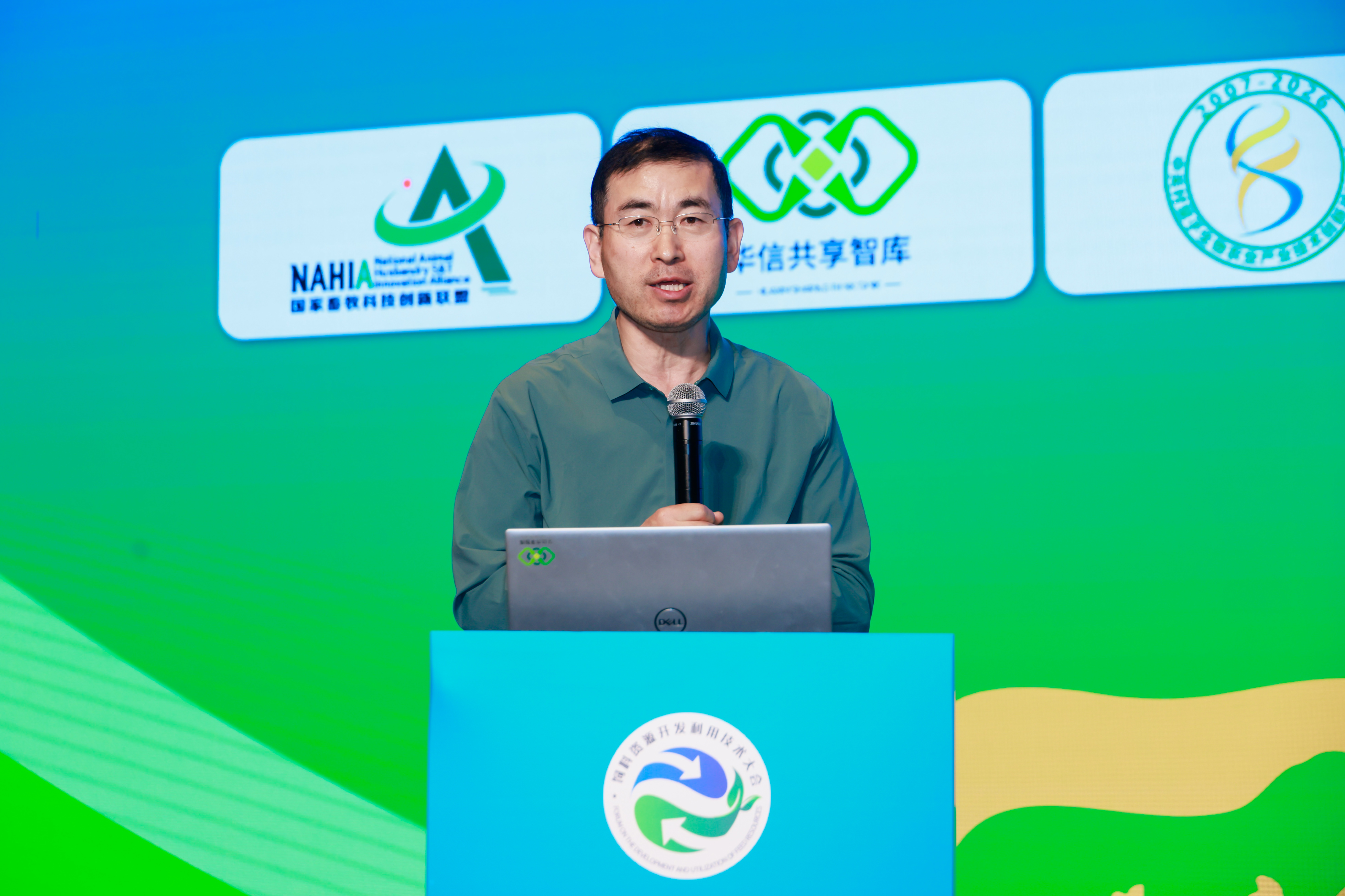 资深畜禽营养专家吕明斌博士，主持人
